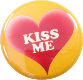 Kiss me button heart